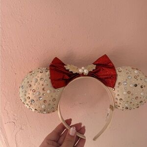 Baublebar Minnie Mouse ears. The thread is loose on the ears.No other damages
